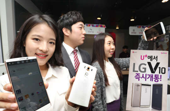 이동통신3사가 8일부터 LG V10 판매에 들어가며 지원금을 공시했다. 3사 중 가장 많은 지원금을 책정한 LG유플러스는 월정액 10만원대 최고가 요금제 기준으로 28만5000원의 지원금을 공시했다. 출고가가 79만9700원인 점을 고려하면, 47만1950원에 살 수 있다. 회사 모델이 V10 출시를 알리고 있다. <LG유플러스 제공>